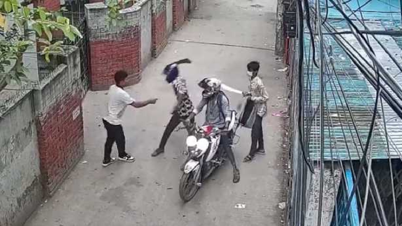 রাজধানীতে দিনের আলোতে ছিনতাই, ভিডিও ভাইরাল