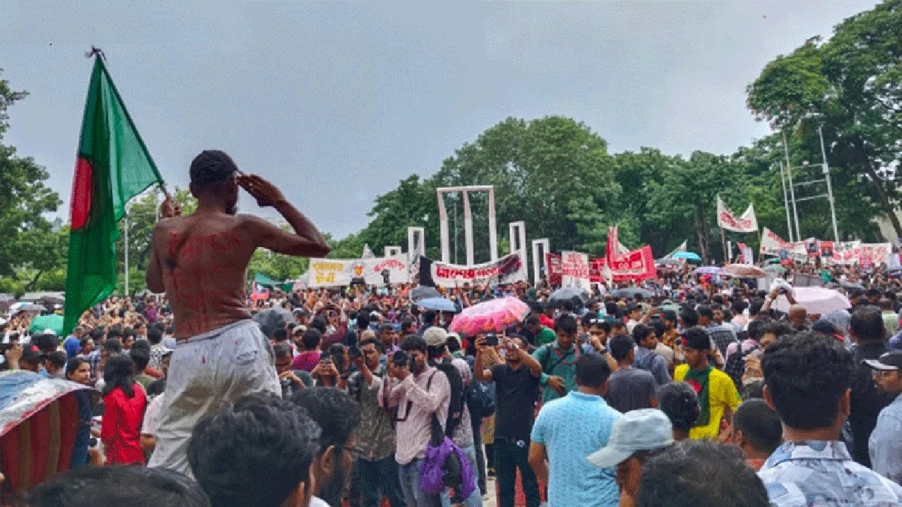 ঢাকায় দ্রোহযাত্রায় মানুষের ঢল