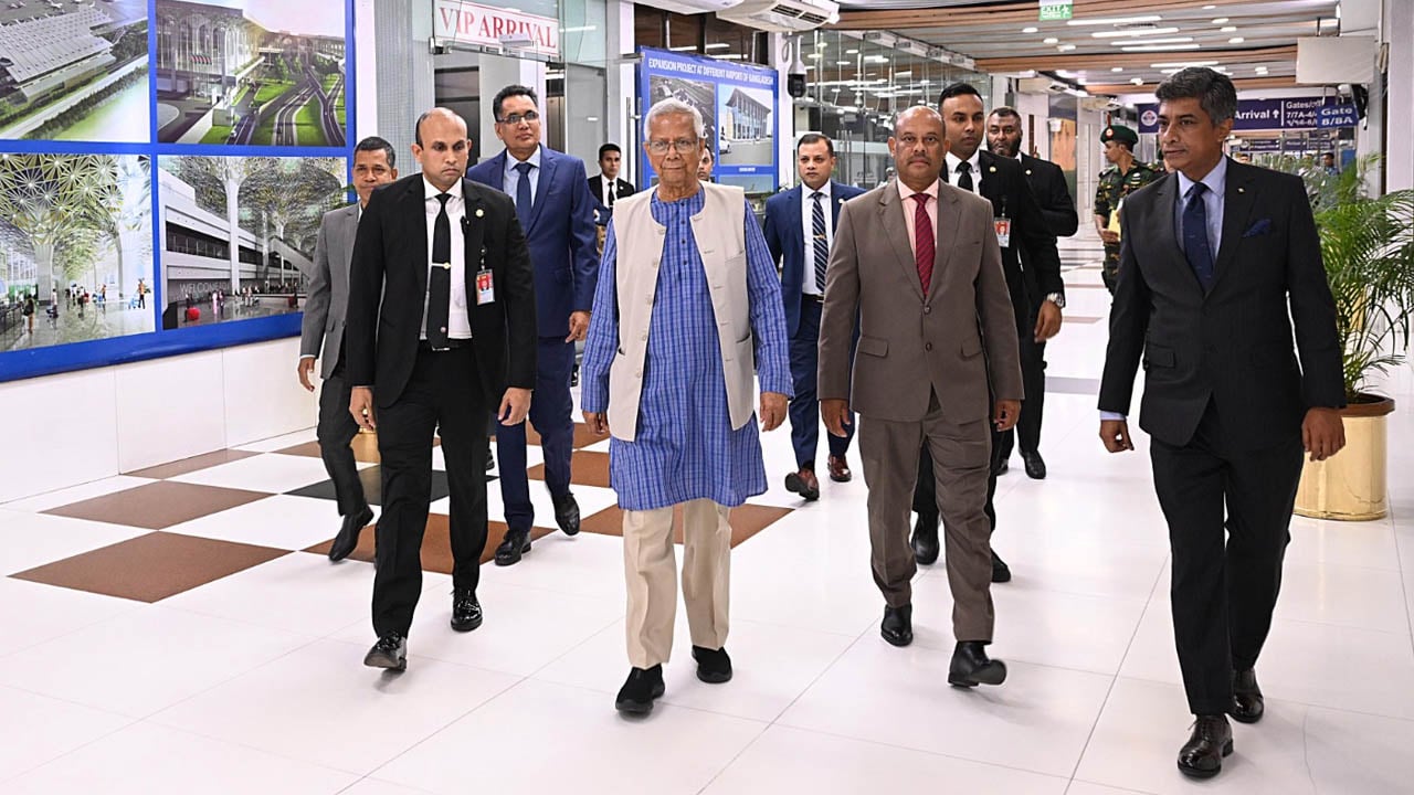 যুক্তরাজ্যের উদ্দেশে ঢাকা ত্যাগ প্রধান উপদেষ্টার