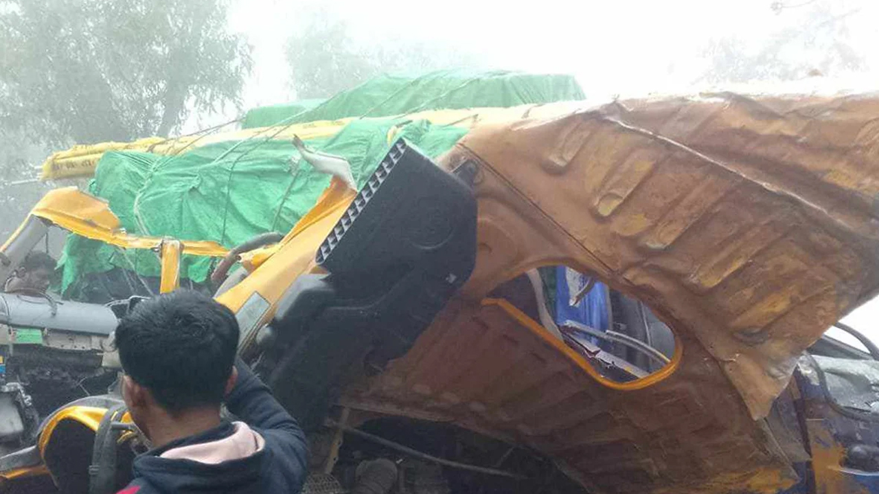 ঘন কুয়াশায় চার গাড়ির সংঘর্ষে নিহত ১, হতাহত বহু