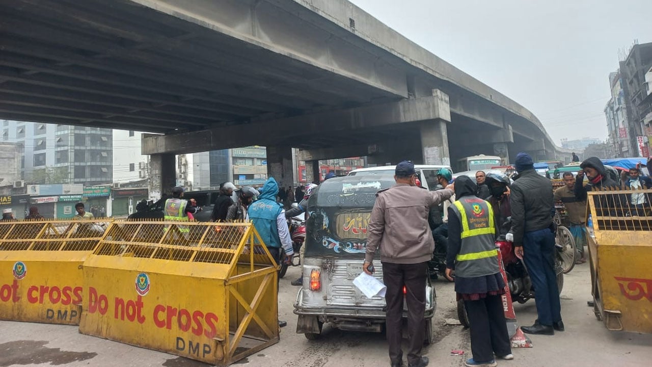 ভোর থেকে উত্তরা–মহাখালী সড়ক বন্ধ, বিকল্প পথে যান চলাচল