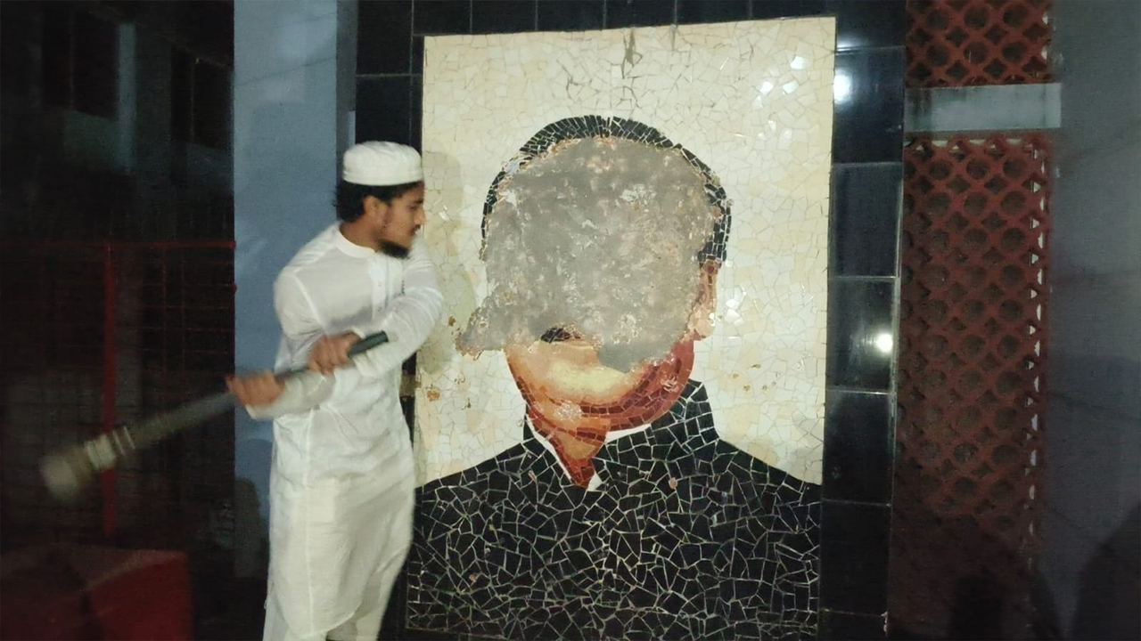 সুনামগঞ্জে ভাঙা হলো শেখ মুজিবের ৬ ম্যুরাল