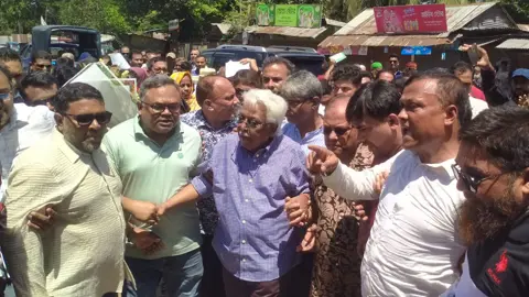উজিরপুরে ১৪ কোটি ২১ লাখ টাকা ব্যয়ে ৮ কিলোমিটার সড়ক উন্নয়ন কাজের উদ্বোধন