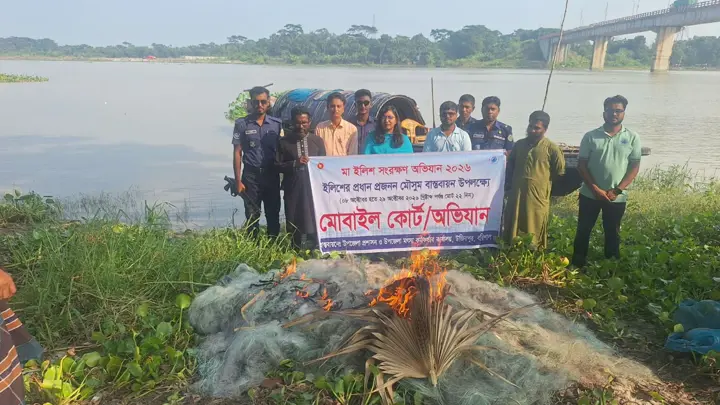 উজিরপুরে মা ইলিশ রক্ষায় ৬ হাজার মিটার কারেন্ট জাল জব্দ