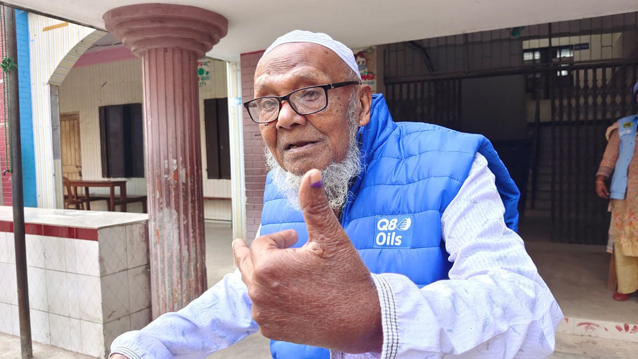 ভোট দিলেন ৯৭ বছরের বৃদ্ধ আবু বক্কর