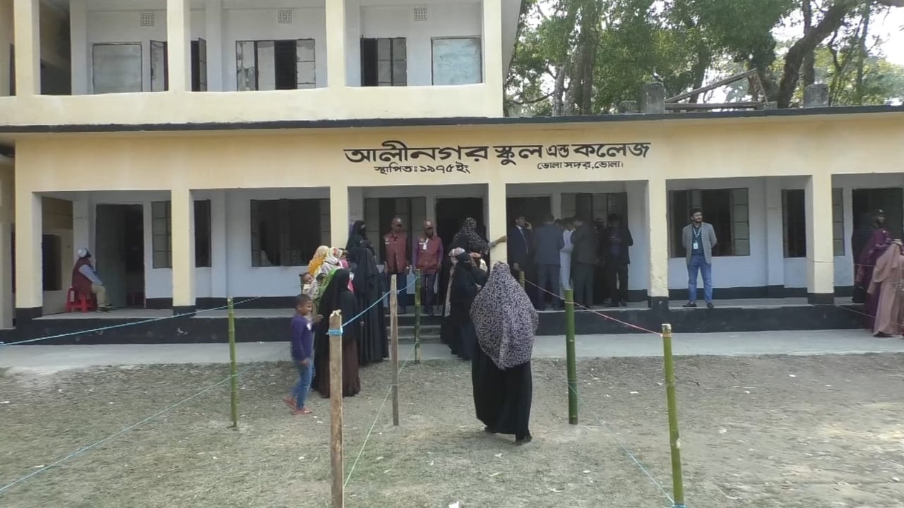 ভোলায় ককটেল ফাটিয়ে ব্যালট পেপার ছিনতাই