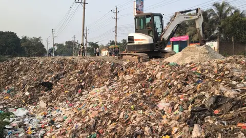 প্রধানমন্ত্রীর সফরের আগে বালু দিয়ে ঢেকে দেওয়া হলো ময়লার স্তূপ
