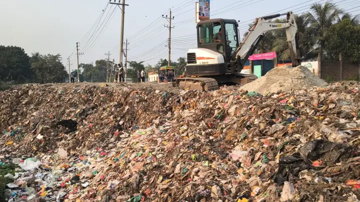 প্রধানমন্ত্রীর সফরের আগে বালু দিয়ে ঢেকে দেওয়া হলো ময়লার স্তূপ