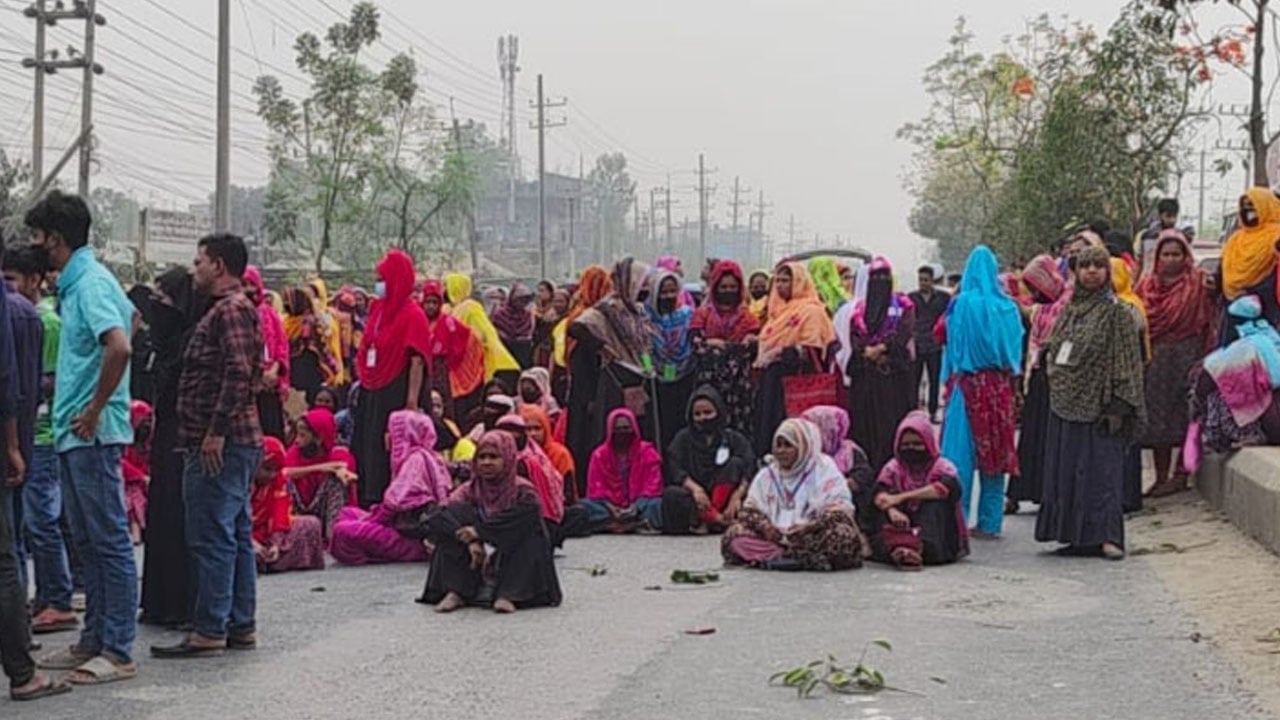 ভালুকায় বকেয়া বেতন-ভাতার দাবিতে মহাসড়ক অবরোধ