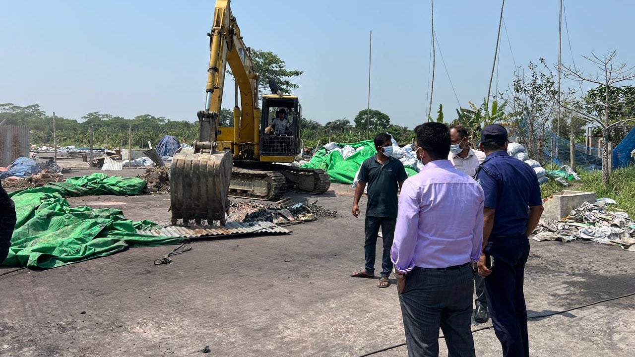পরিবেশ বিধ্বংসী অবৈধ সীসা কারখানা গুড়িয়ে দিল ভ্রাম্যমাণ আদালত