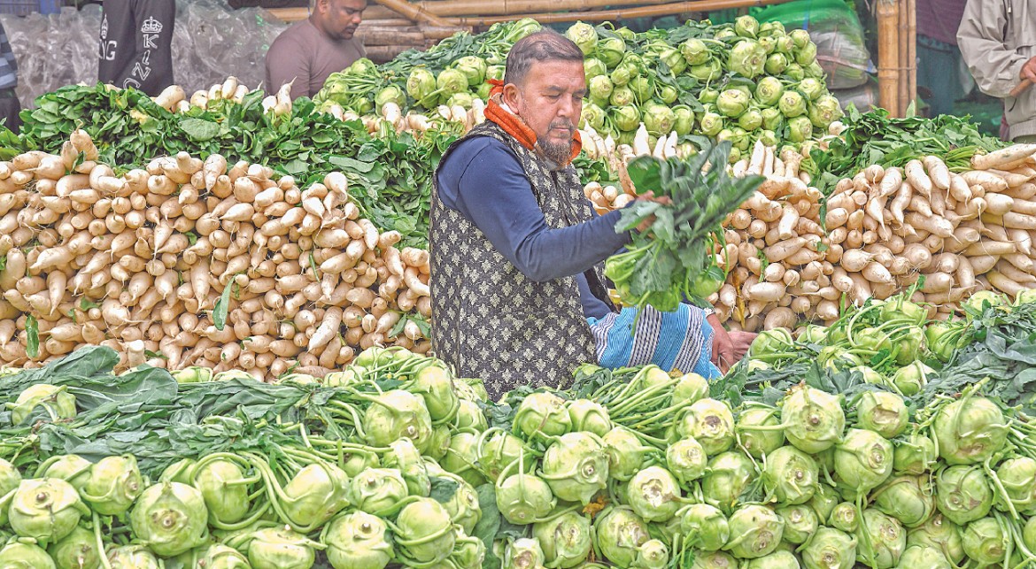 সরবরাহ বাড়ায় সবজিতে স্বস্তি