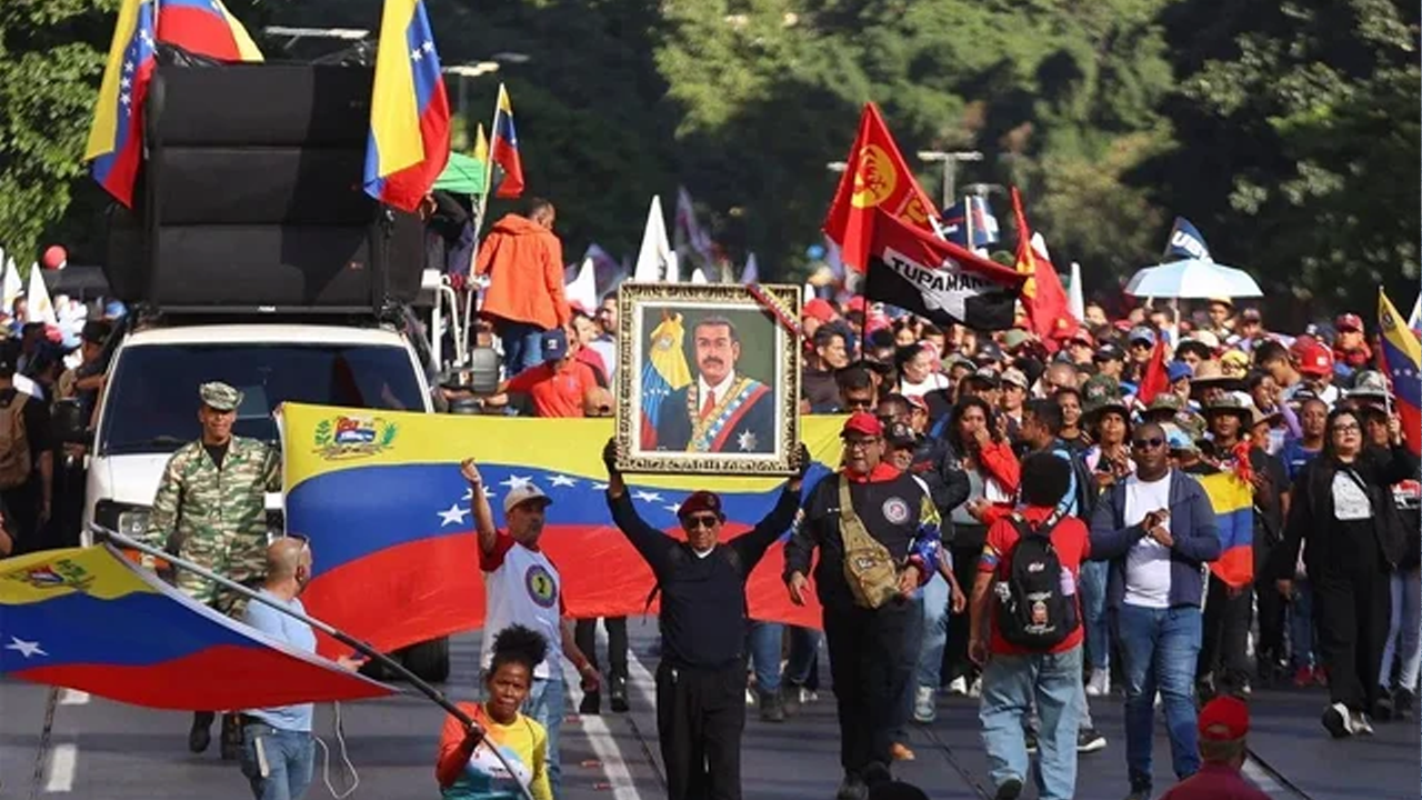মাদুরোর মুক্তির দাবিতে কারাকাসে হাজারো সমর্থকের বিক্ষোভ