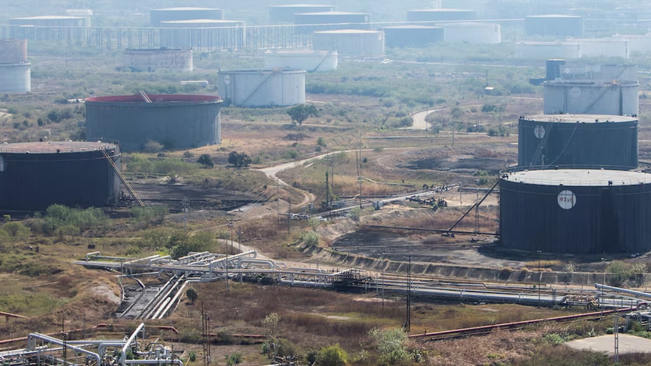 তেল বিক্রির অর্থ ভেনেজুয়েলাকে বুঝিয়ে দিলো যুক্তরাষ্ট্র