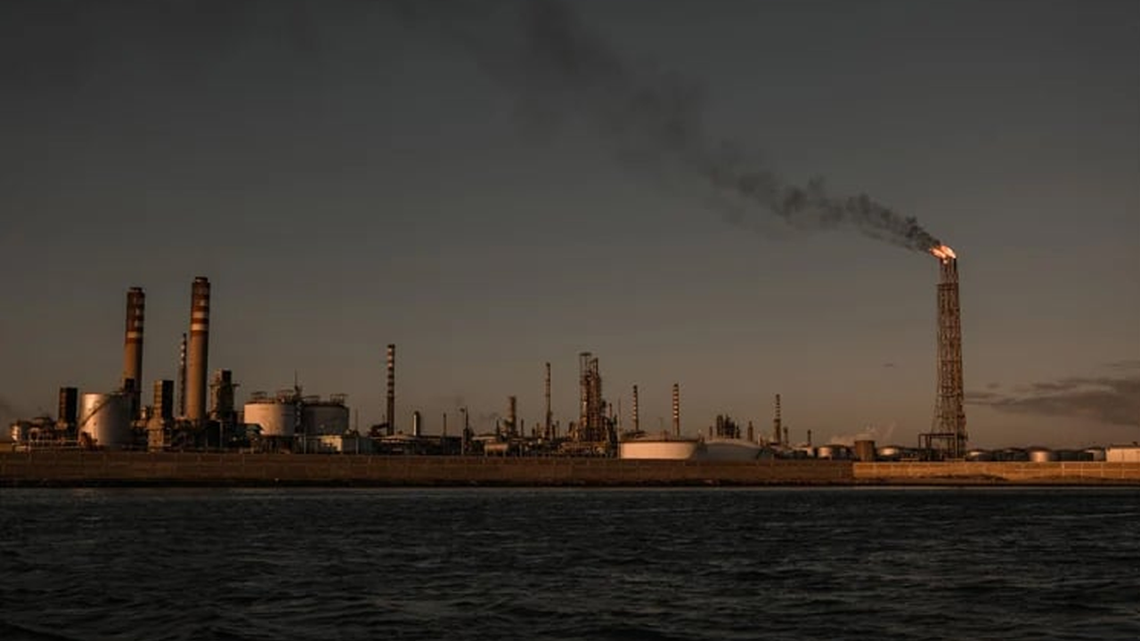 ভেনেজুয়েলার তেল খাতে নিষেধাজ্ঞা আরও শিথিল করল যুক্তরাষ্ট্র