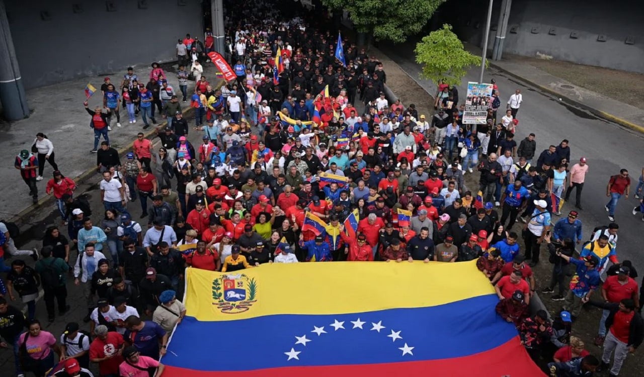 মার্কিন ‘হুমকি’র বিরুদ্ধে ভেনেজুয়েলায় হাজারো মানুষের মিছিল