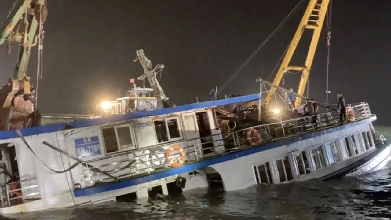 ভিয়েতনামে পর্যটকবাহী নৌকা ডুবে ৩৭ জনের মৃত্যু