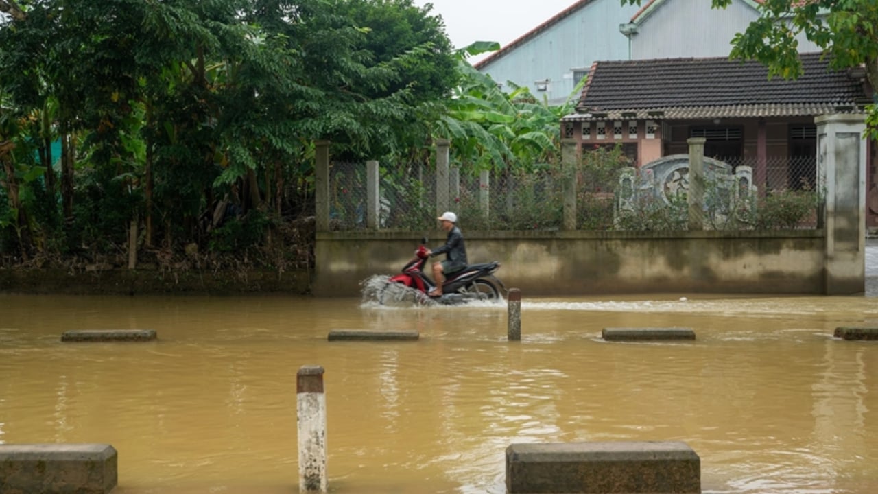 ভিয়েতনামে বন্যায় মৃতের সংখ্যা বেড়ে ৯০, নিখোঁজ ১২