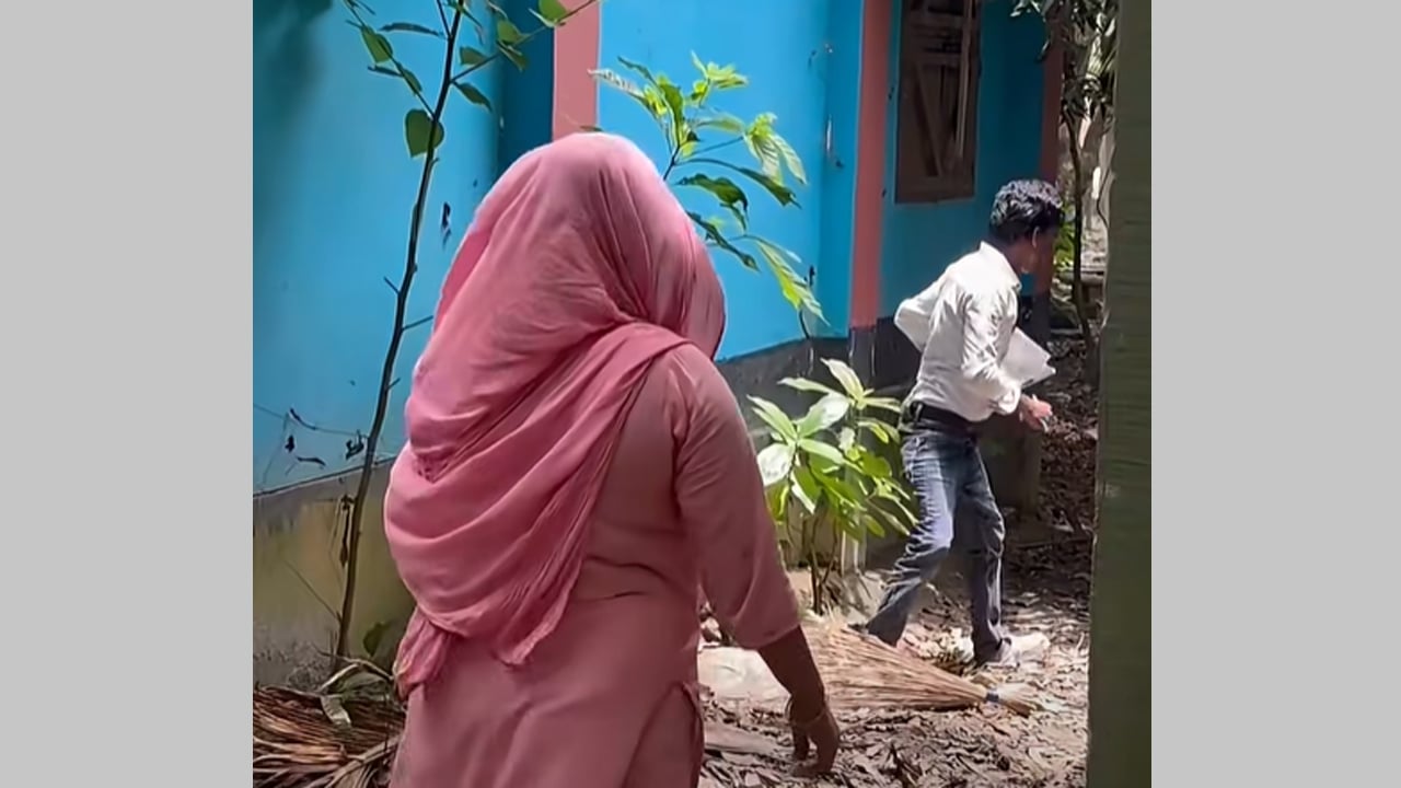 বিদ্যুৎ বিল বিতরণকারীকে ধাওয়া দিল নারী, ভাইরাল ভিডিওর নেপথ্যে কী