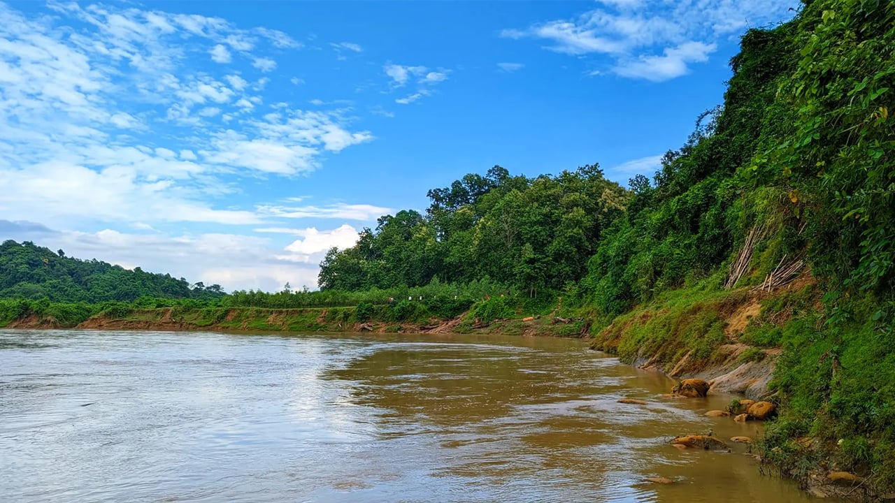 পোলট্রি বর্জ্যে দূষিত বুড়ি ভোগাই নদীর পানি