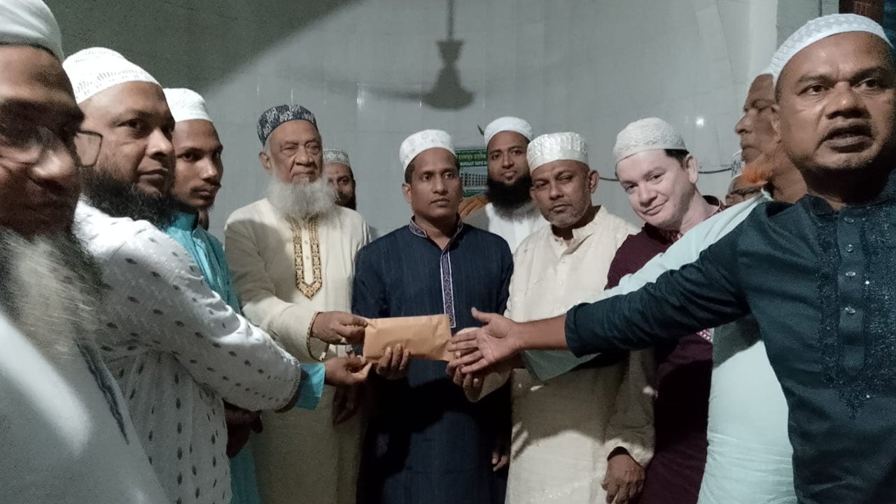 তজুমদ্দিনে অসুস্থ ইমামকে এক লক্ষ টাকার আর্থিক সহায়তা প্রদান
