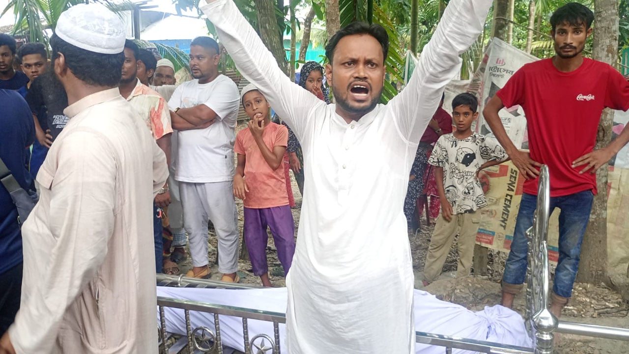 মৃত বাবার দাফন ঘিরে ভাই-বোনদের বিরোধ, পুলিশ পাহারায় দাফন