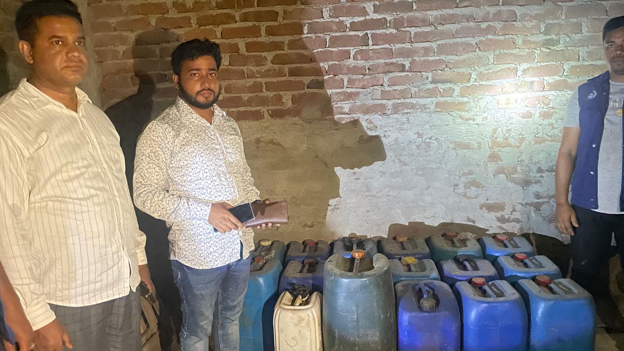 চরফ্যাশনে ব্যবসায়ীর বাড়ি থেকে ৮৯০ লিটার ডিজেল জব্দ