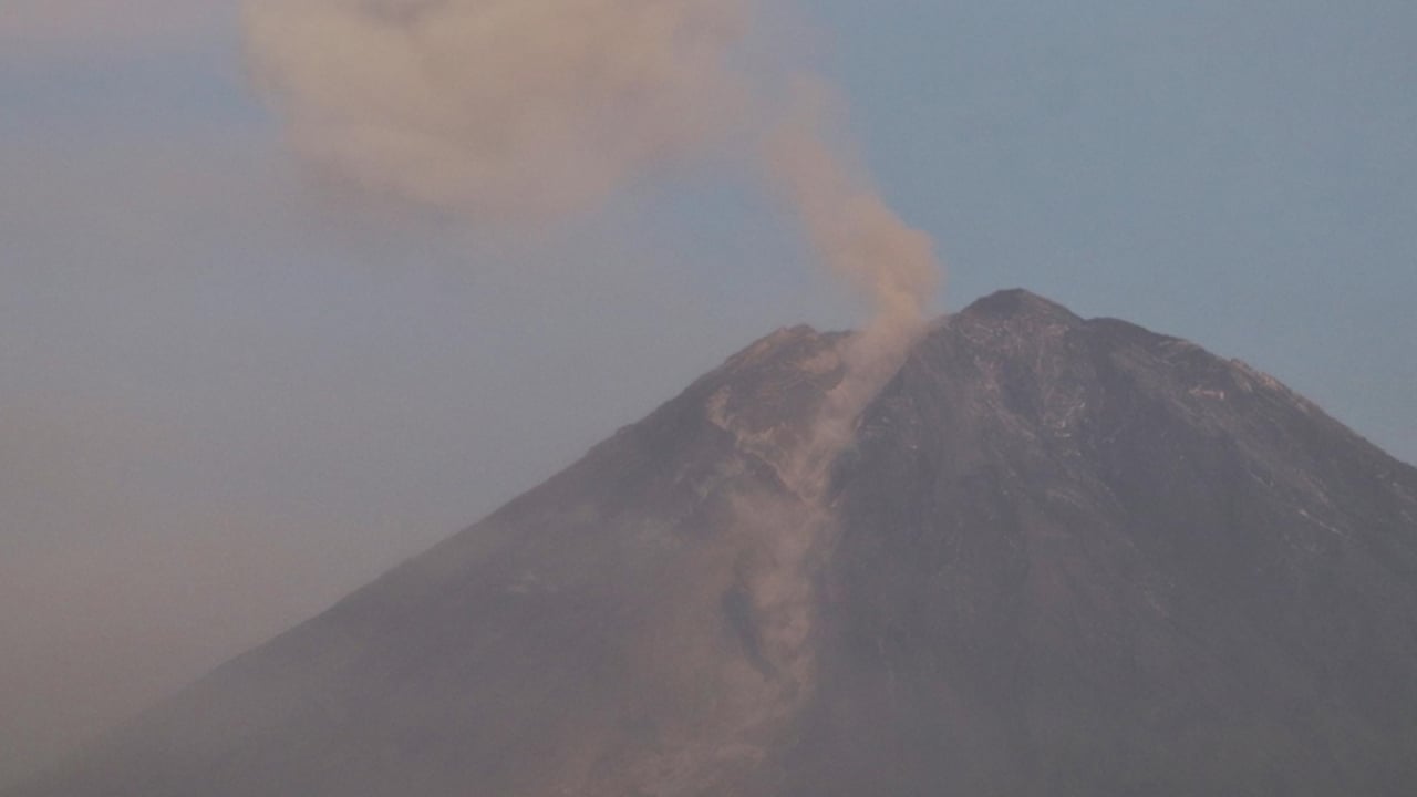 ইন্দোনেশিয়ায় আগ্নেয়গিরিতে অগ্ন্যুৎপাত, সতর্কতা জারি