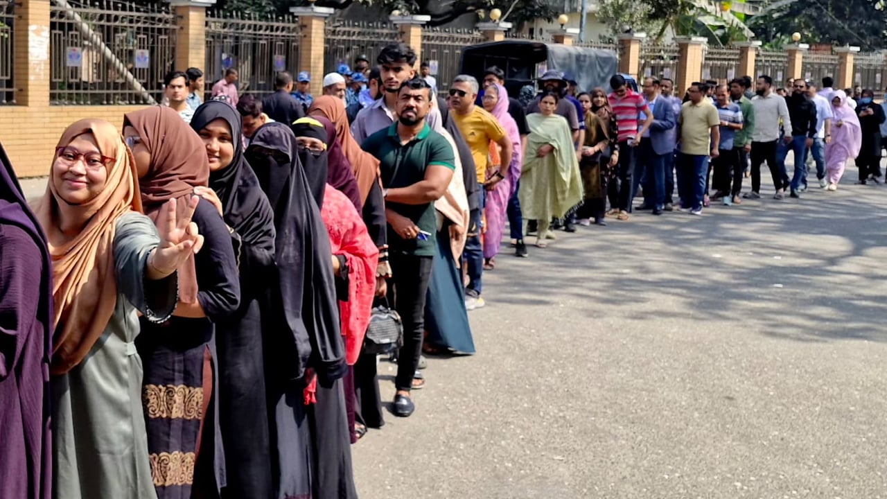 বেলা বাড়ার সঙ্গে সঙ্গে লম্বা হচ্ছে ভোটারের লাইন