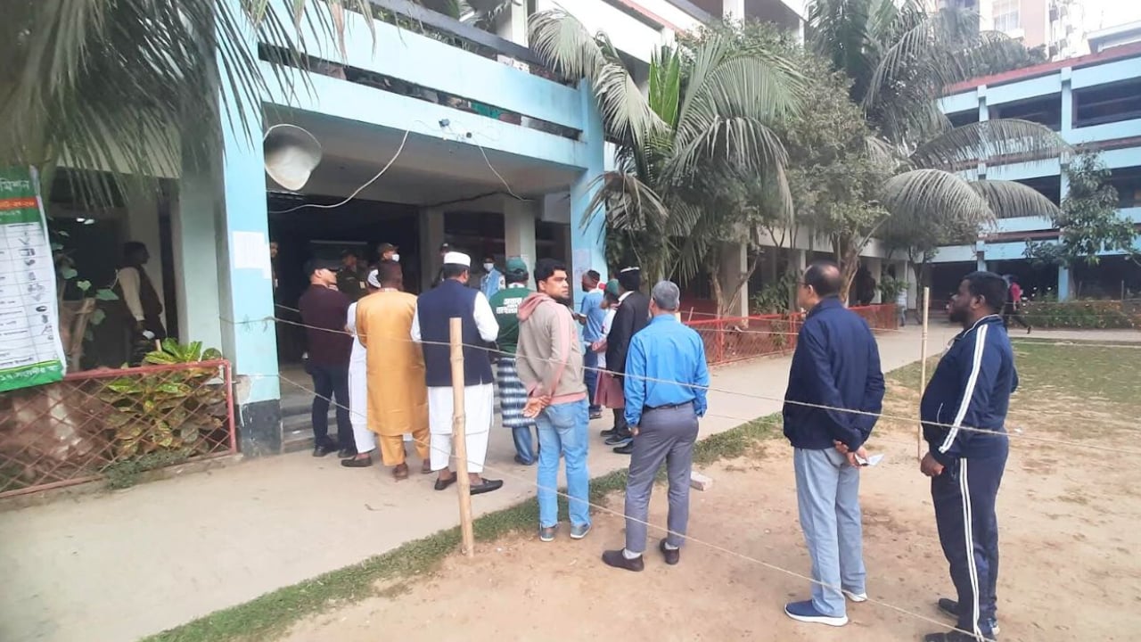 সারাদেশে ভোটকেন্দ্রে সকাল থেকেই লাইনে ভোটাররা