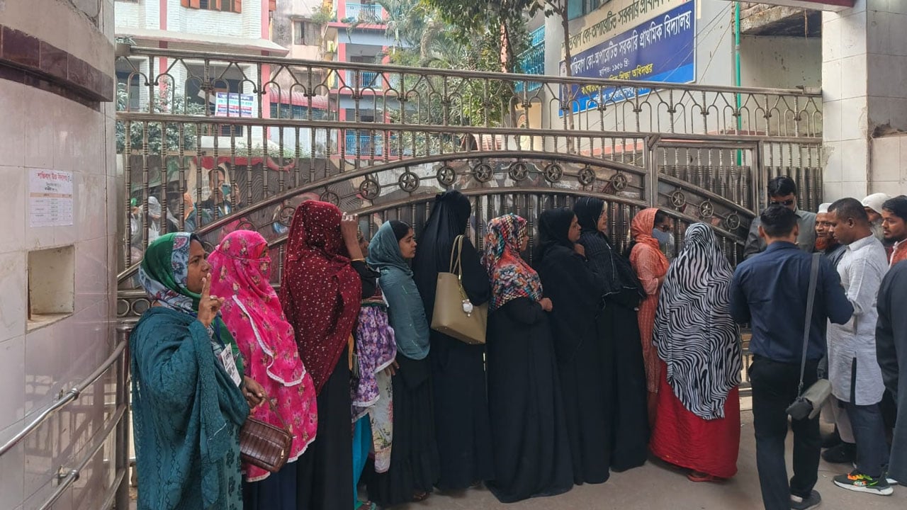 ভোর থেকেই ভোটারদের লাইন শান্তিবাগ উচ্চ বিদ্যালয়ে
