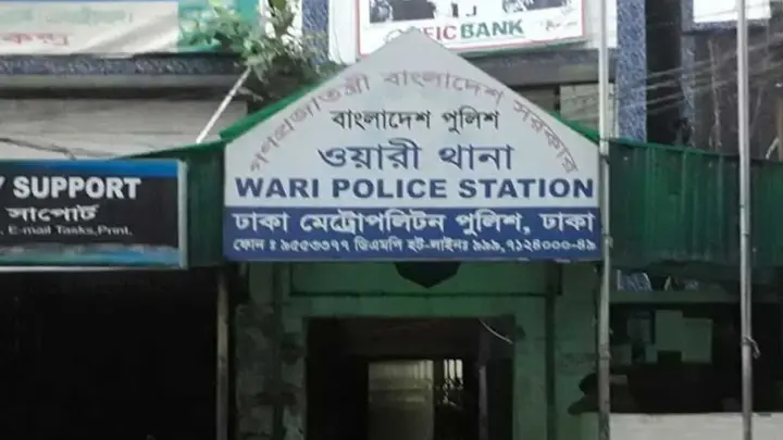 রাজধানীর ওয়ারীতে ভ্যান উল্টে চালকের মৃত্যু
