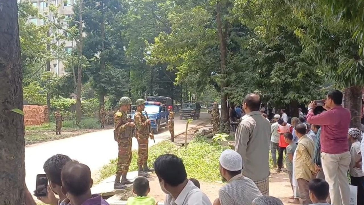ফৌজদারহাটে জলিল টেক্সটাইলে হবে অস্ত্রের কারখানা, হস্তান্তর ঘিরে শ্রমিকদের অসন্তোষ