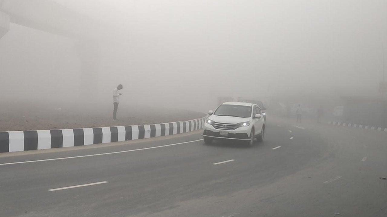 কুয়াশার চাদরে মোড়ানো রাজধানী, বিপর্যস্ত জনজীবন