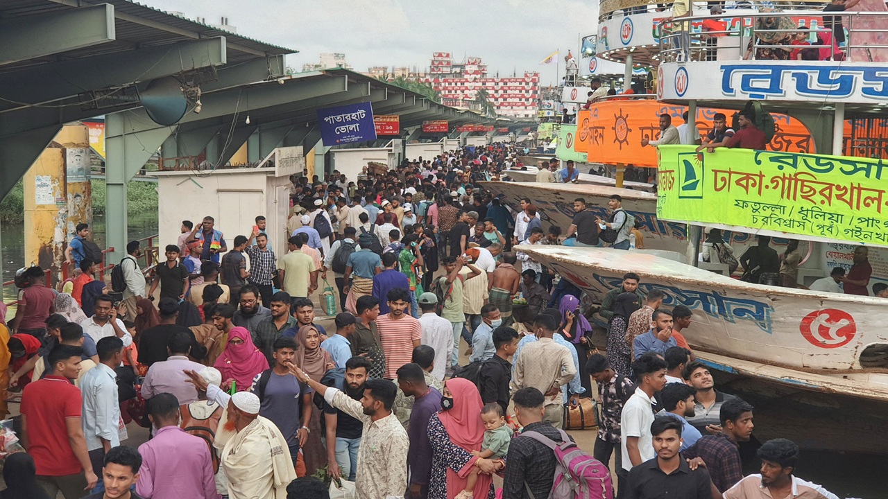 ঈদযাত্রায় চাপ থাকলেও স্বস্তিতে ঘরমুখী মানুষ