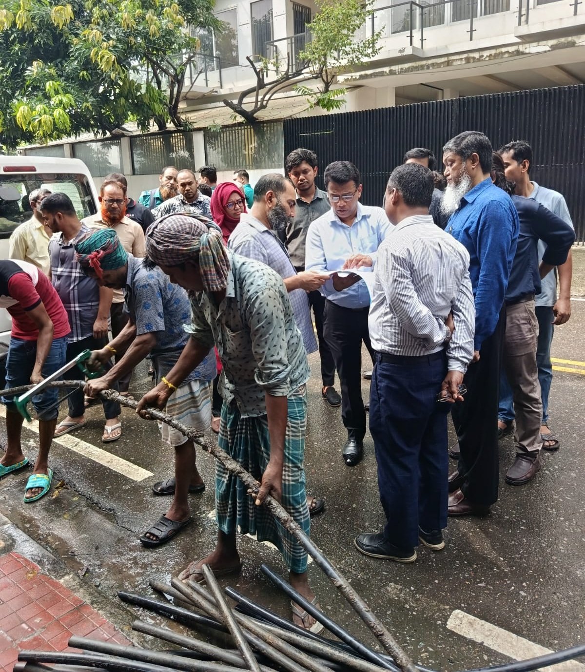 রাজধানীর কড়াইল বস্তিতে অবৈধ গ্যাস সংযোগ উচ্ছেদে তিতাসের অভিযান
