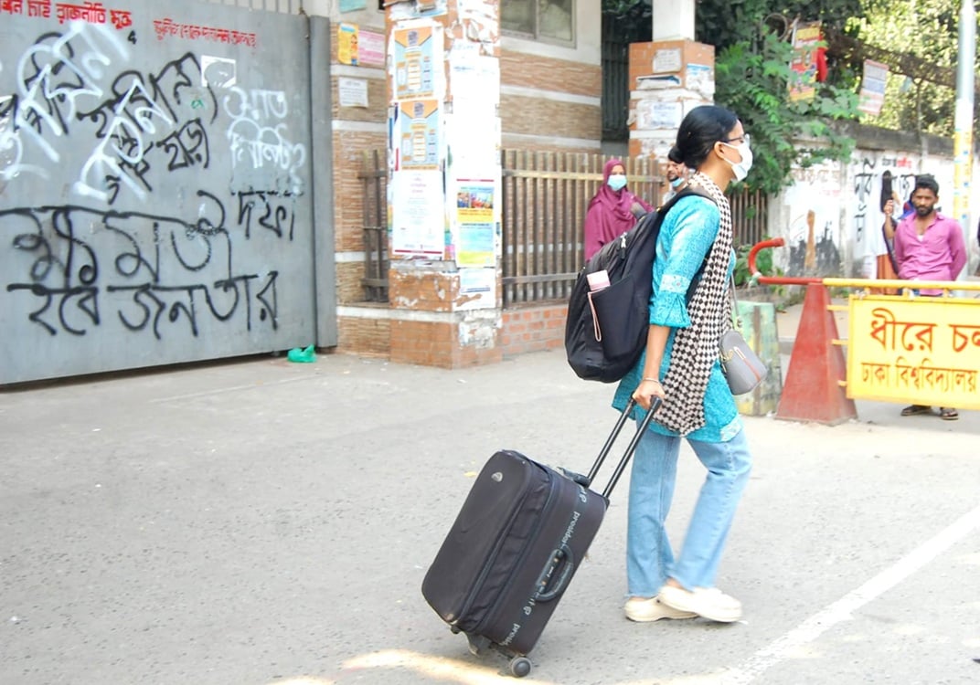 বন্ধের সিদ্ধান্তে হল ছাড়ছে ঢাবির শিক্ষার্থীরা, থেকে যাচ্ছে কেউ কেউ