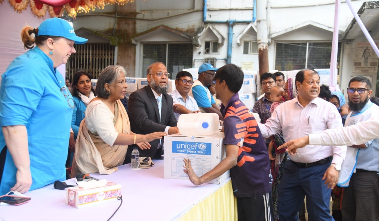 কড়াইল বস্তিতে অগ্নিকাণ্ডে সমাজকল্যাণ মন্ত্রণালয়ের ত্রাণ বিতরণ