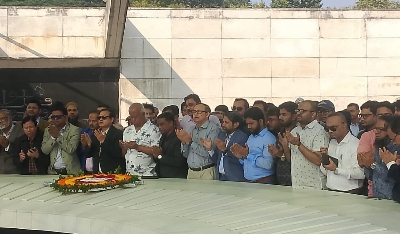 জিয়াউর রহমানের সমাধিতে মেডিকেল ছাত্রদলের সাবেক নেতাদের শ্রদ্ধা