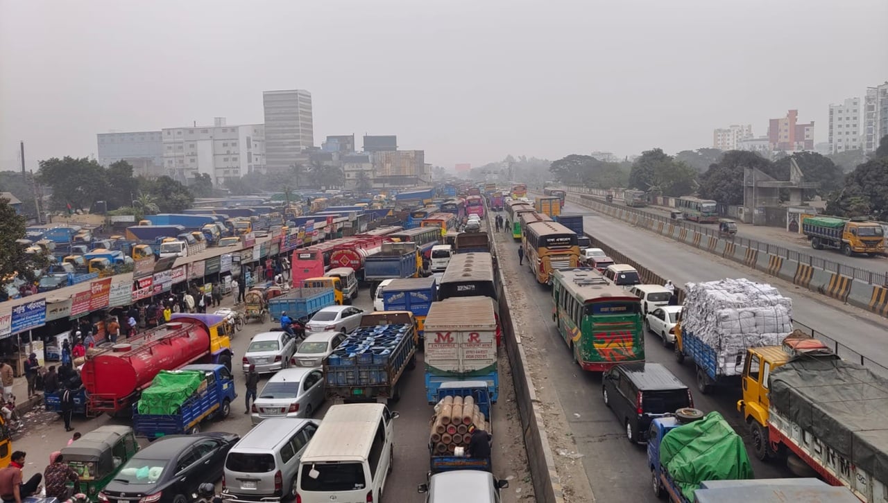 দীর্ঘ যানজটে চিটাগাং রোড