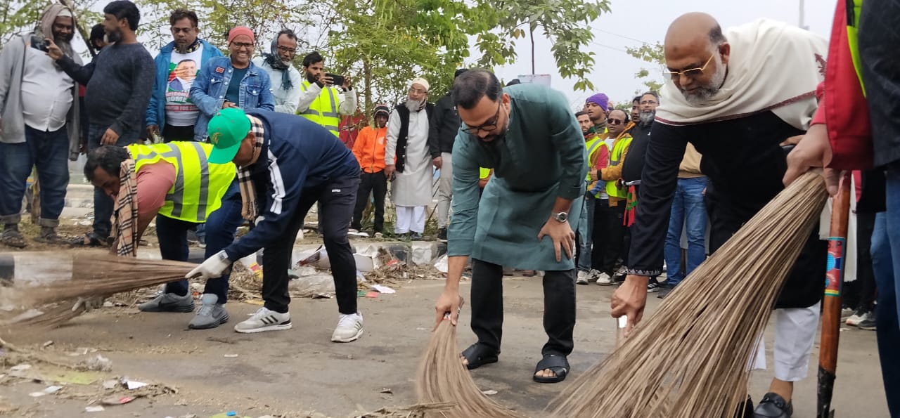 আমিনুল হকের নেতৃত্বে সংবর্ধনাস্থলের বর্জ্য অপসারণ