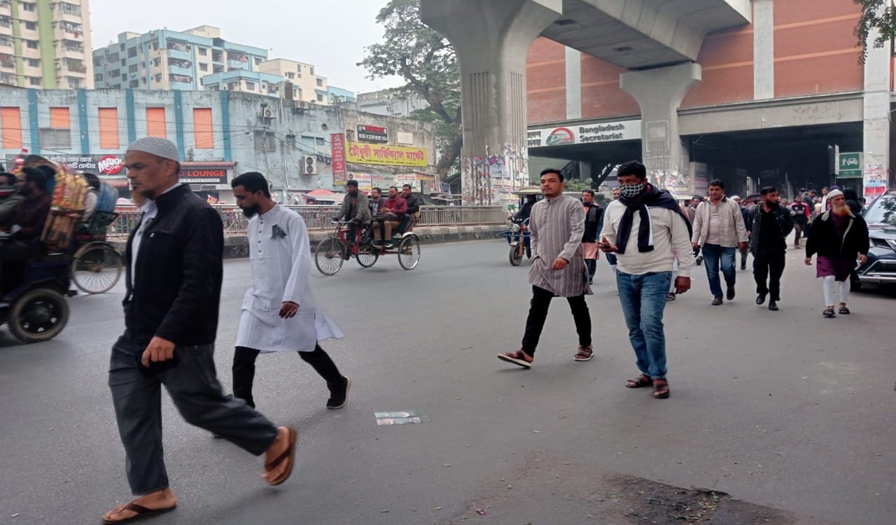 গাড়ি সংকটে পায়ে হেঁটে খালেদা জিয়ার জানাজায় যাচ্ছে সাধারণ মানুষ