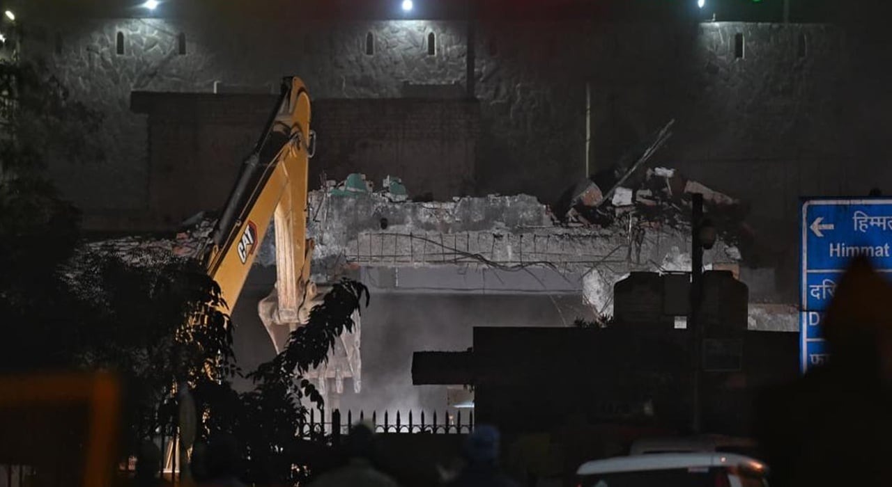 দিল্লিতে মসজিদ সংলগ্ন স্থাপনা উচ্ছেদ, ব্যাপক সংঘর্ষ