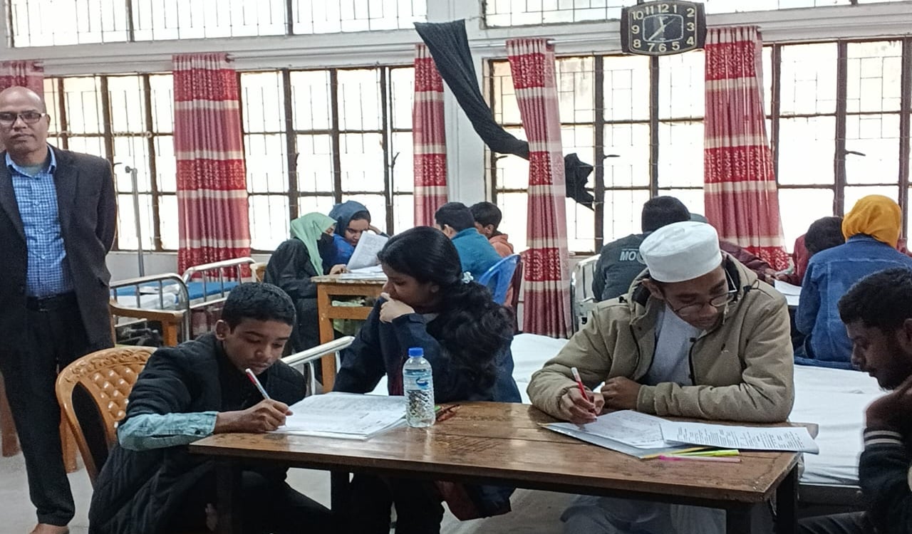 জবিতে ডি-ইউনিটে বিশেষ ব্যবস্থাপনায় ভর্তি পরীক্ষা দিলেন ৮ শিক্ষার্থী