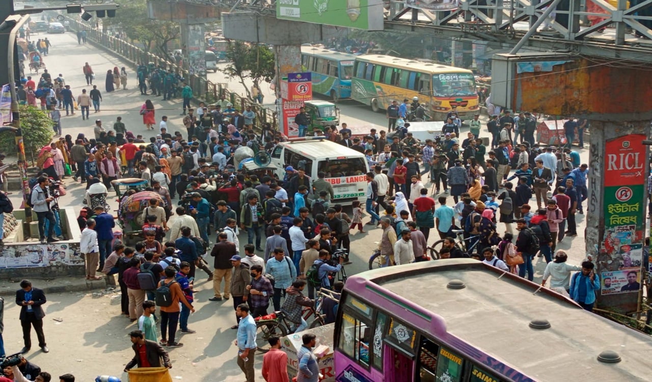 ঢাকা সেন্ট্রাল ইউনিভার্সিটির অধ্যাদেশের দাবিতে ফের সায়েন্সল্যাব ব্লকেড