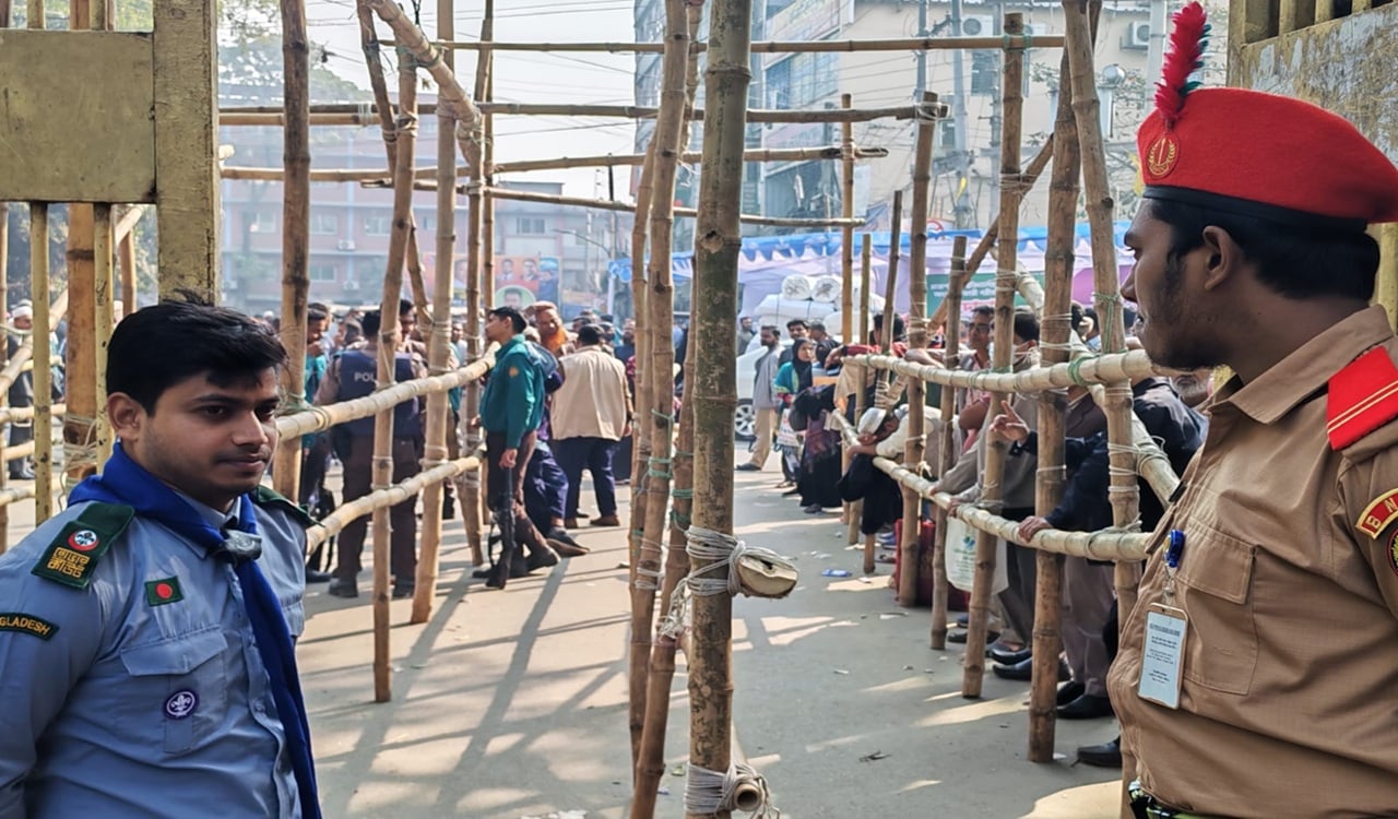 ভর্তি পরীক্ষার্থীদের সহায়তায় জবির বিএনসিসি-রেঞ্জার-রোভাররা