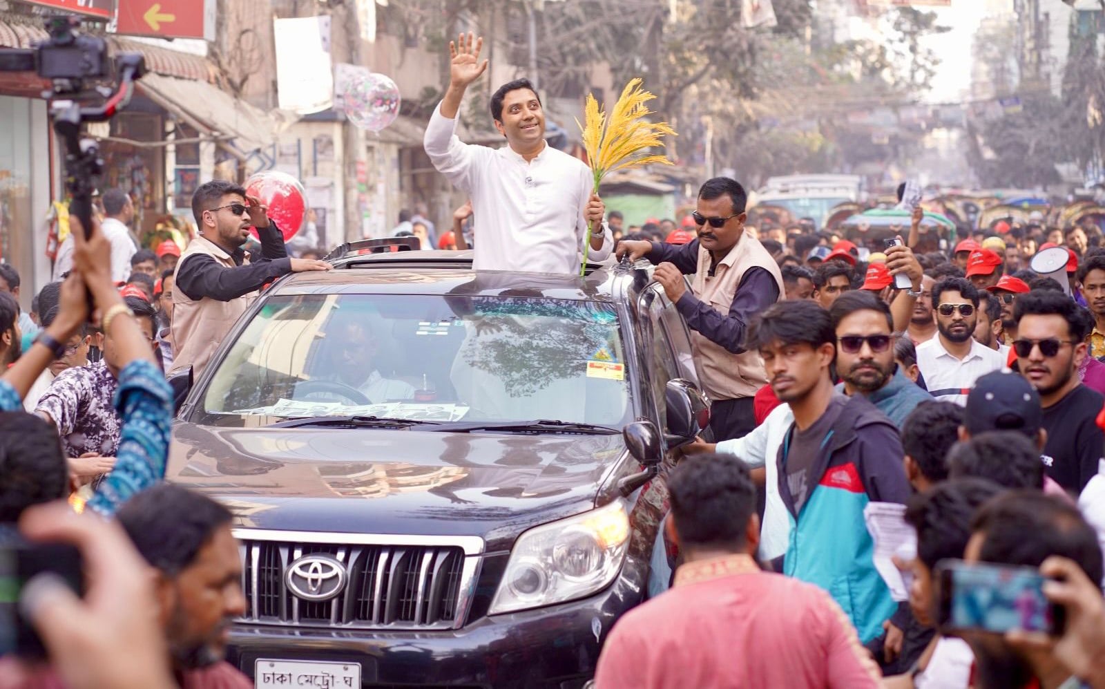 ছুটির দিনে রাজধানীতে জমজমাট প্রচার