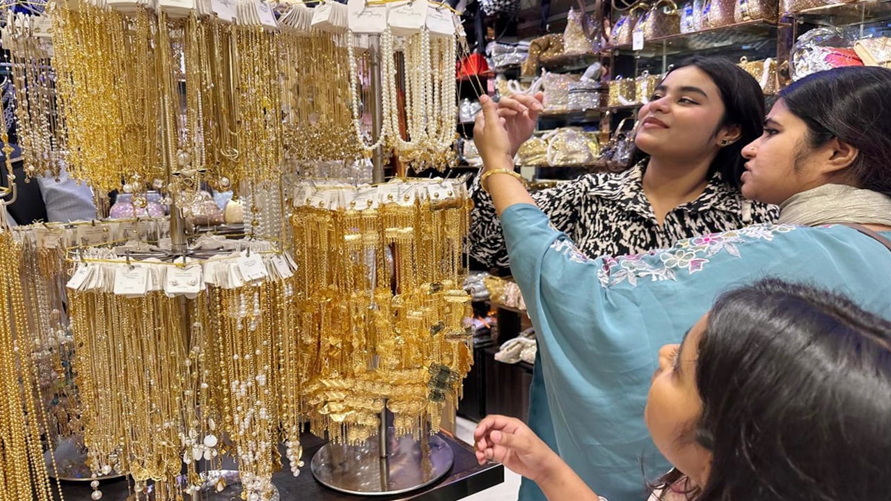 ভিড় এখন কসমেটিকস আর গহনার দোকানে