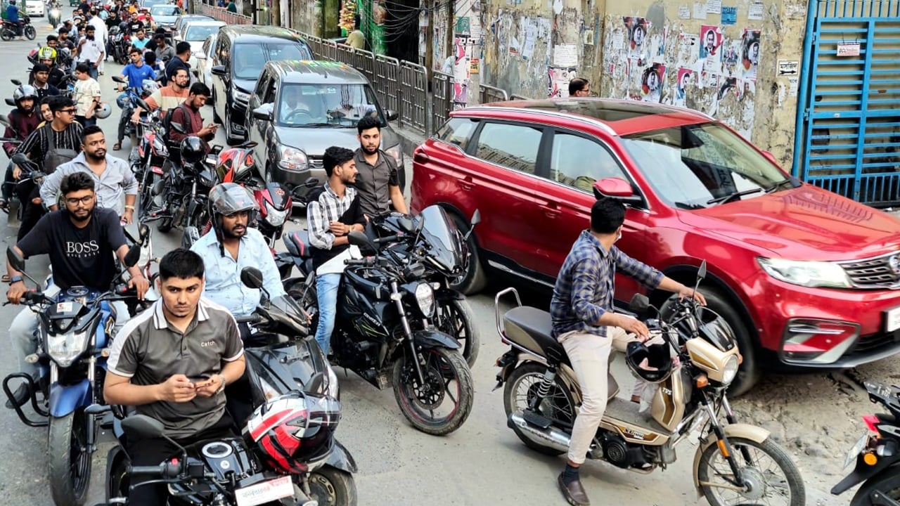 জ্বালানি সাশ্রয়ে নতুন সিদ্ধান্ত, সন্ধ্যায় থমকে যাচ্ছে নগরজীবন