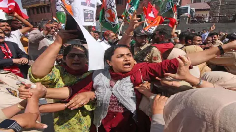 দিল্লির বিক্ষোভ ছড়িয়ে পড়েছে অন্যান্য শহরেও, ব্যাপক ধরপাকড়