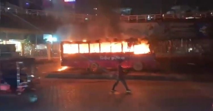 রামপুরায় বাসে আগুন